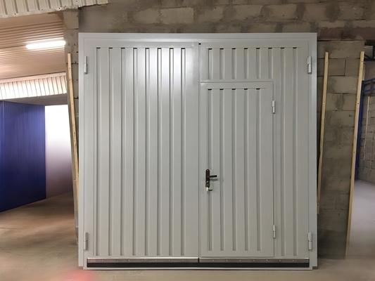 Двустворчатые ворота с калиткой на замке Двустворчатые ворота с калиткой на замке