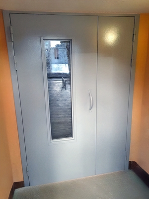 Остеклённая подъездная дверь Остеклённая подъездная дверь