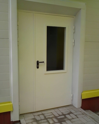 Полуторастворчатая дверь со стеклопакетом