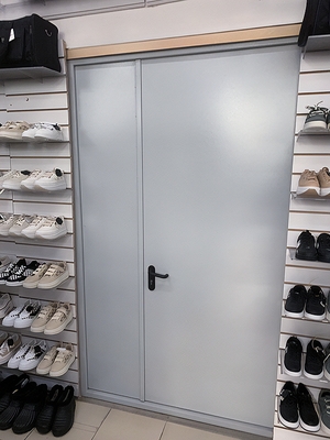 Полуторная дверь в обувном магазине Полуторная дверь в обувном магазине