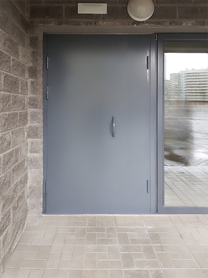 Серая подъездная дверь Серая подъездная дверь
