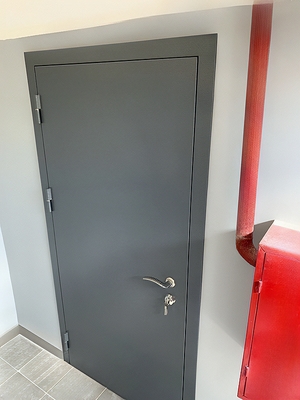 Серая техническая дверь