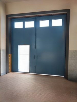 Синие ворота с остеклением Синие ворота с остеклением