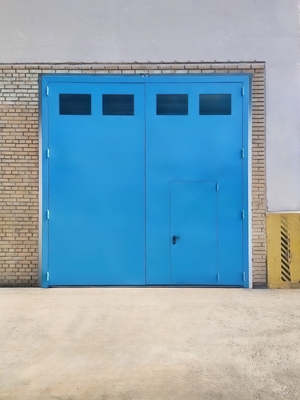 Синие ворота с остеклением Синие ворота с остеклением