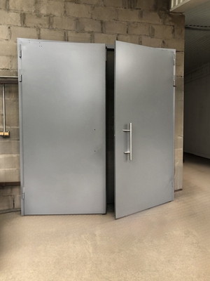 Технические стальные ворота с ручками скобами